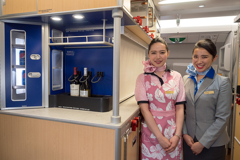5月24日にハワイ・ホノルル線に就航するANAのエアバス A380型機「FLYING HONU」のビジネスクラスを紹介。こちらは2階席の入り口すぐの場所にあるバーカウンター