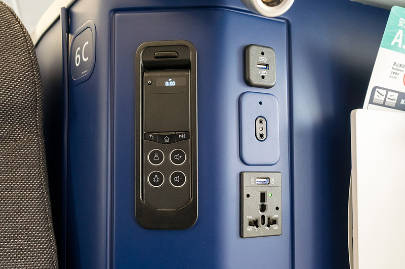 機内エンタテイメントサービスのコントローラや電源。電源はユニバーサルACコンセントと、2個のUSB充電ポートを装備
