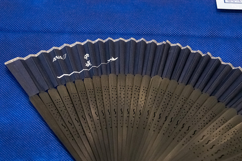 平成最後のフライトでは「平成」入りの扇子をプレゼント