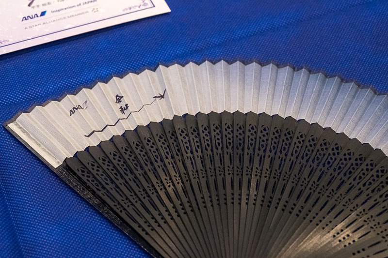 令和最初のフライトでは「令和」入りの扇子をプレゼント