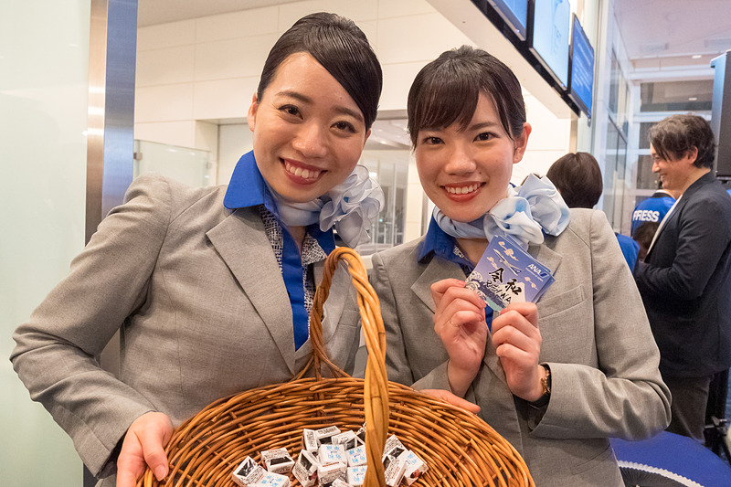 左から地上旅客スタッフの土屋和（むつみ）さん、本間令子（れいこ）さん