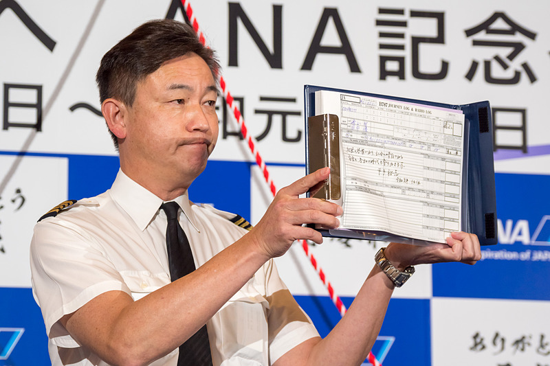 代表取締役社長の平子裕志氏が安全の思いを記した航空日誌を、NH849便を担当した平成元年生まれの整備士である増田一輝さん、NH849便の清水智 機長に引き継いだ