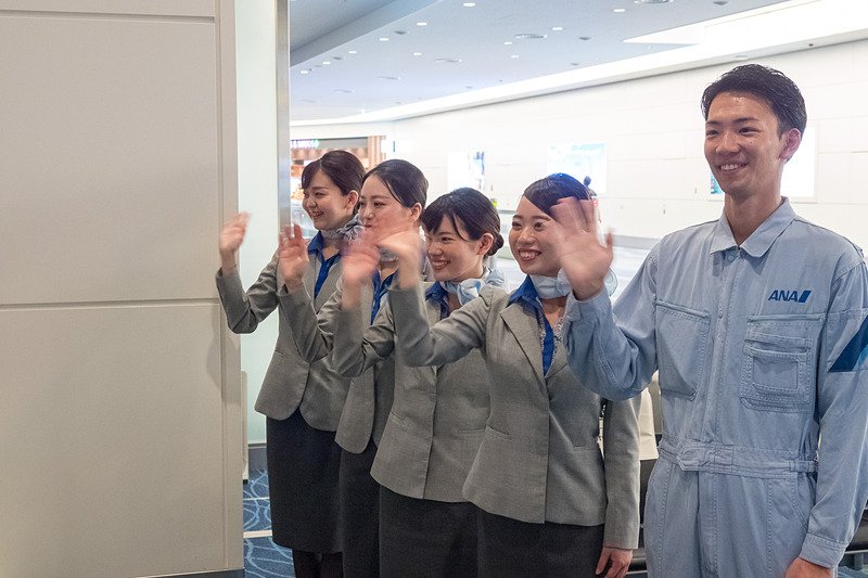 定刻どおりに出発した令和最初の便をお見送り