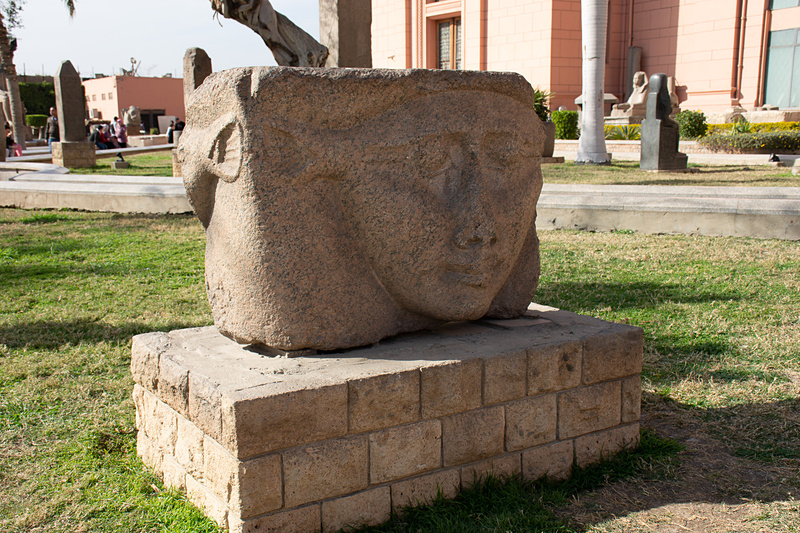 吹きさらしで屋外に展示してあるのもレプリカではなく本物