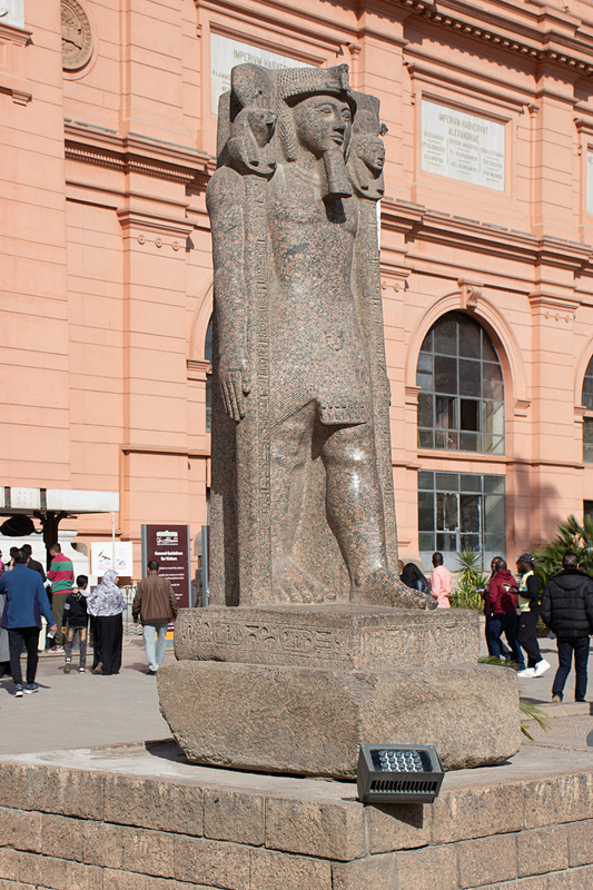 吹きさらしで屋外に展示してあるのもレプリカではなく本物