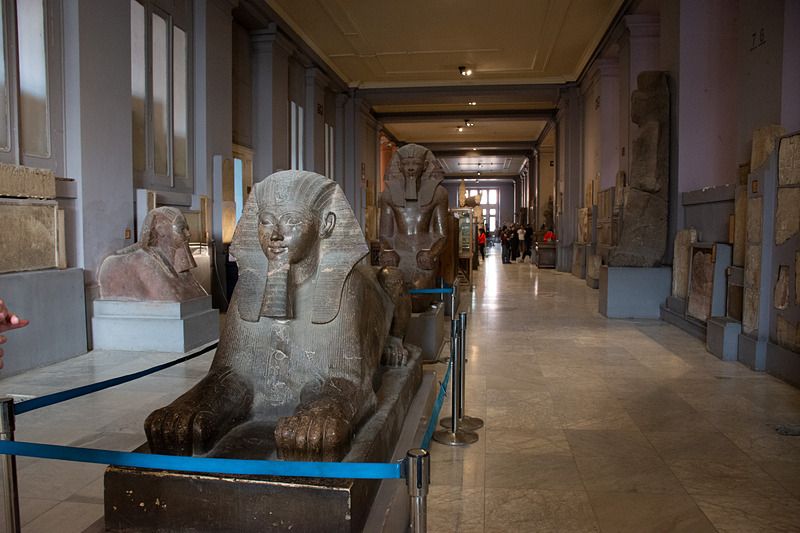 内部は2階建てで広い。時間に余裕を持って見学したい