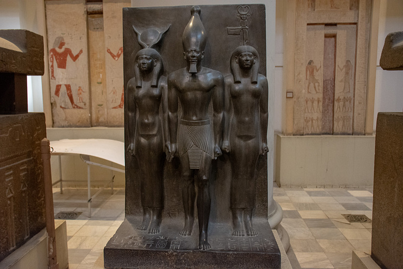 ギザのピラミッドでも知られるメンカウラー王（中央）とハトホル、女神の像