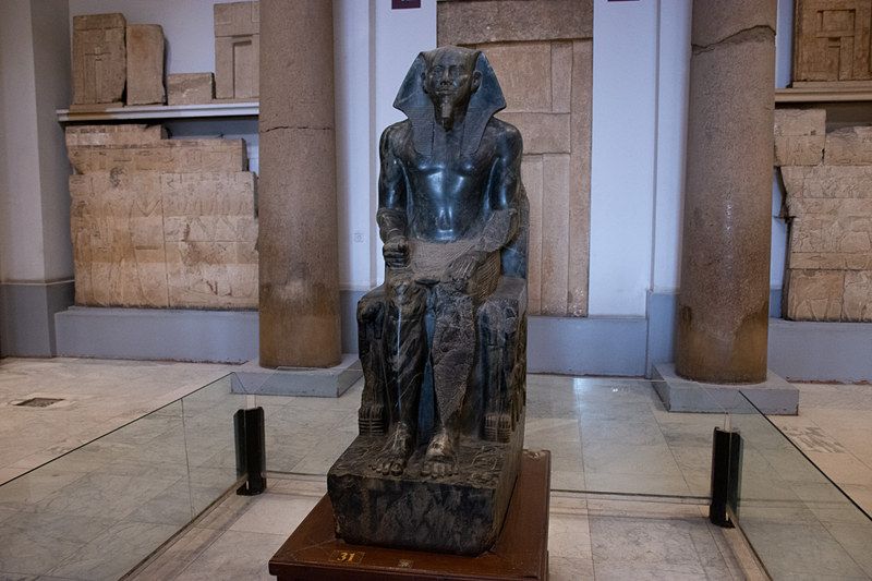 ファラオの後頭部をホルスが守っている