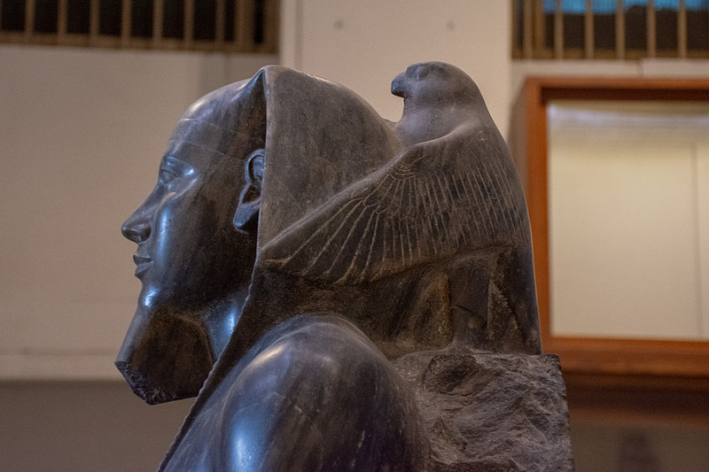 ファラオの後頭部をホルスが守っている