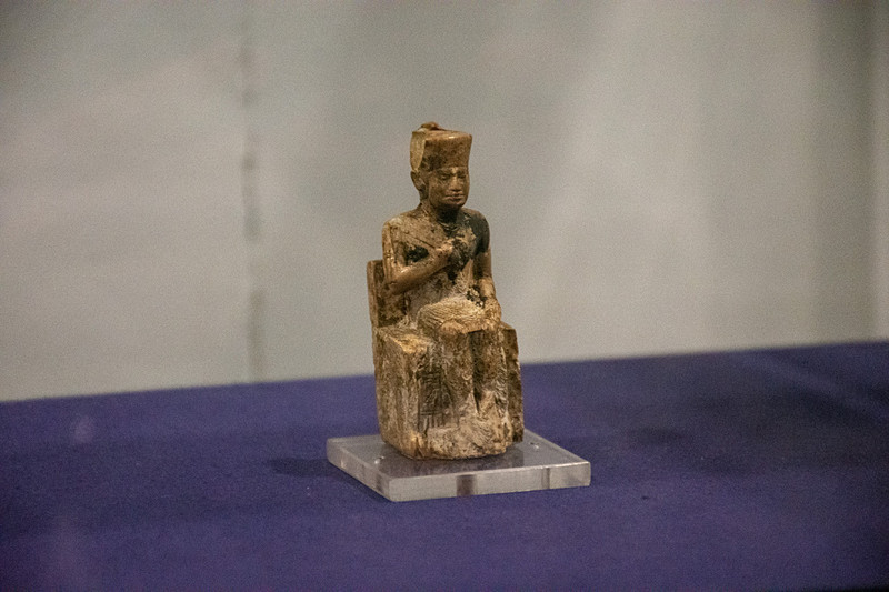 わずか7.5cmの高さしかないクフ王の像。クフ王の像はこれしかないという