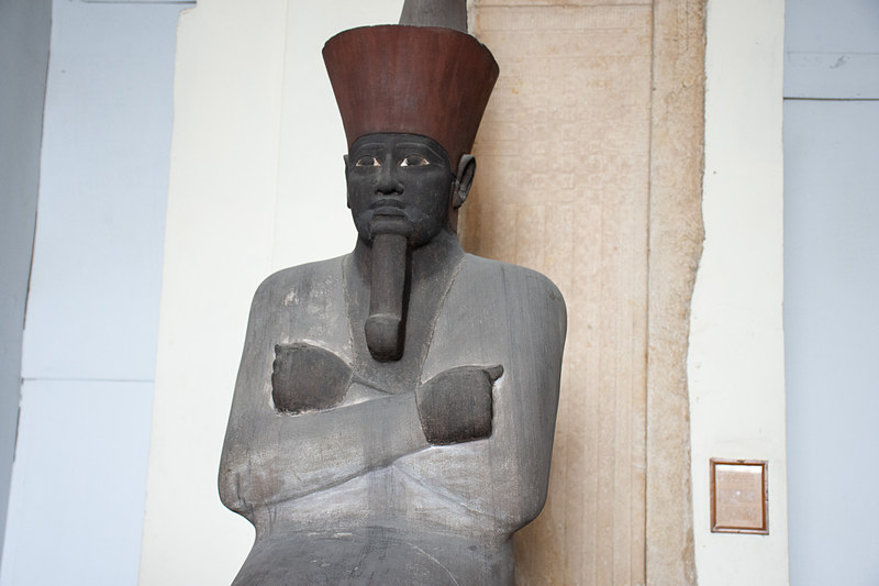 上エジプトと下エジプトを統一したメンチュヘテプ2世の像。赤い王冠をかぶっている