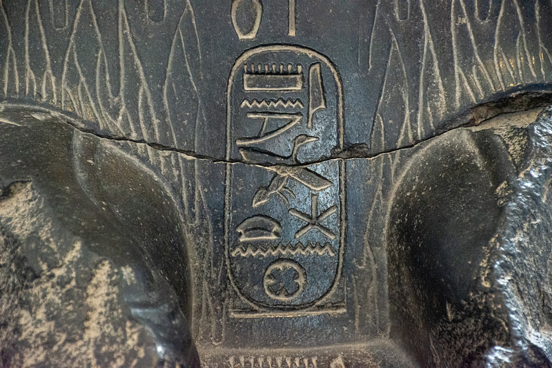 上エジプトと下エジプトを統一したメンチュヘテプ2世の像。赤い王冠をかぶっている