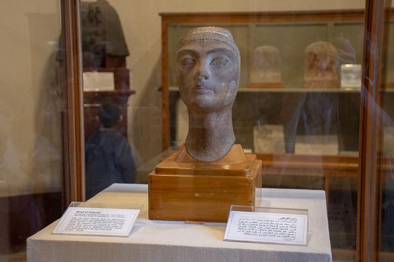 アメンホテプ4世の妃、エジプト3大美女に数えられるネフェルティティの頭部像。現代の感覚でも美人