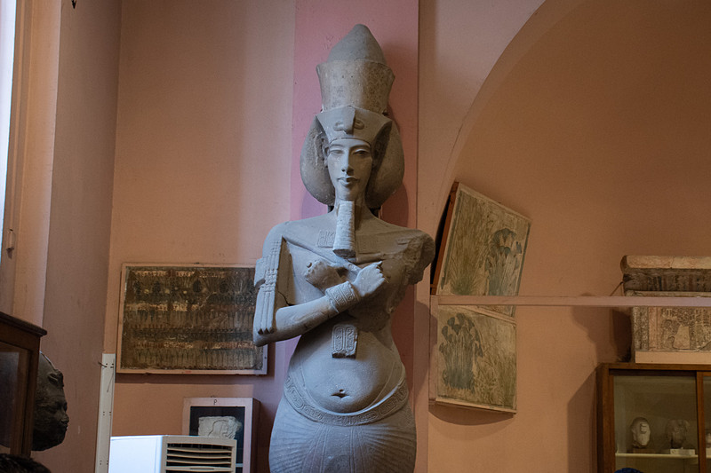 2階へ向かう途中、パピルスに記された文書の展示があった