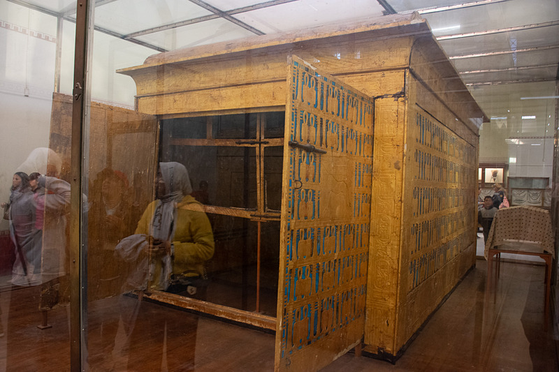 2階へ向かう途中、パピルスに記された文書の展示があった