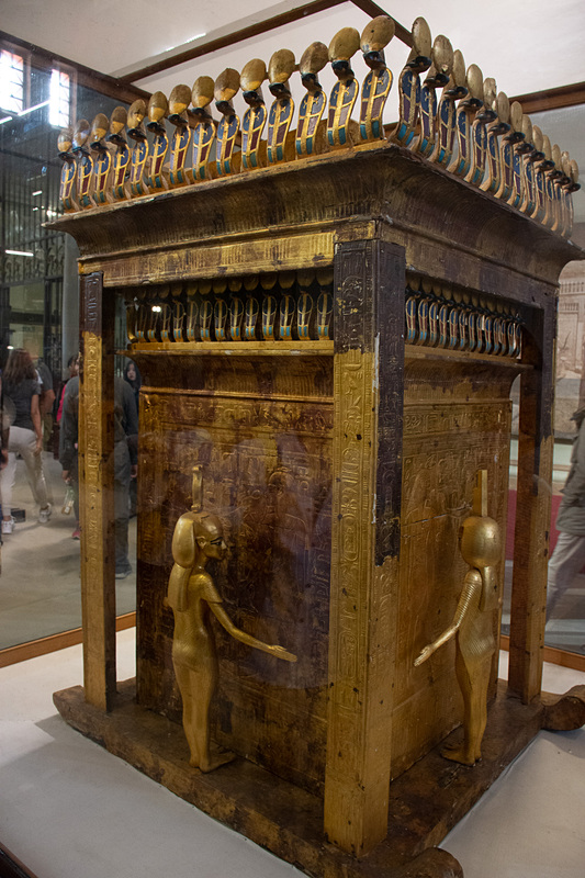 2階にはツタンカーメンの黄金のマスクやミイラの展示があるため、関連した展示が増える
