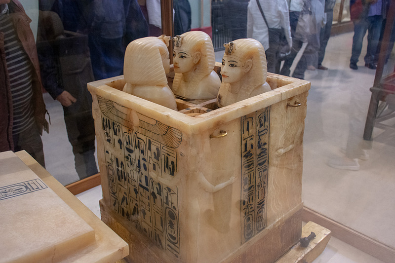 なんだか可愛らしく見えてしまうが、これはミイラを作る際に内臓を別途収納したカノプス壺（Canopic Jar）