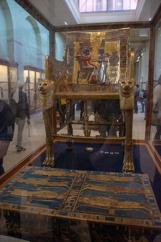 楕円の下に横棒がある模様は「カルトゥーシュ」と呼ばれ、ファラオの名前を示すもの。写真はツタンカーメン（トゥトアンクアムン：Tut-ankh-amun）の元の名前である「トゥトアンクアテン（Tut-ankh-aten）」