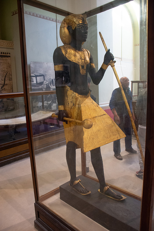 犬（ないしジャッカル）の頭部を持つ神様と言えばアヌビス神。壁画などでミイラ作りのシーンには必ずアヌビスが描かれている