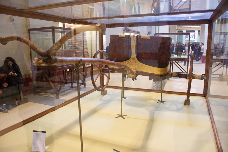 犬（ないしジャッカル）の頭部を持つ神様と言えばアヌビス神。壁画などでミイラ作りのシーンには必ずアヌビスが描かれている