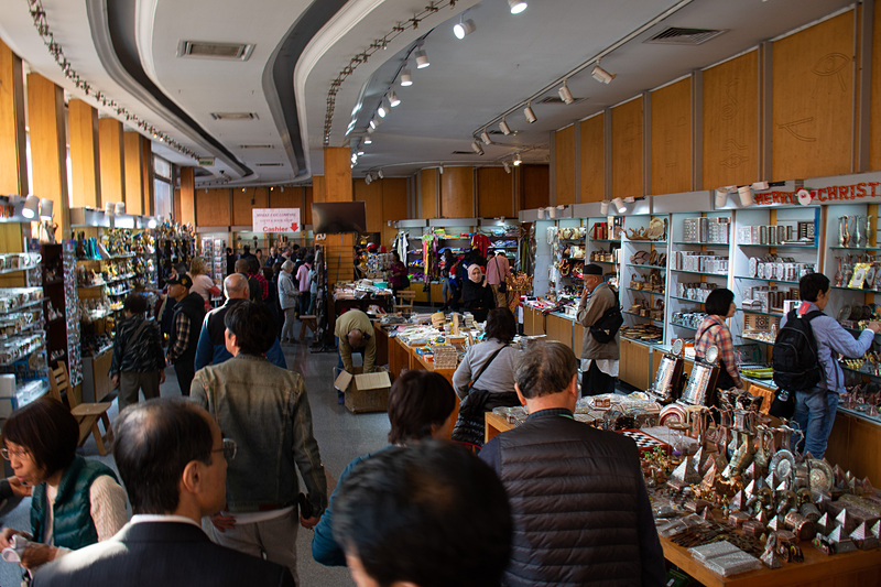 ミュージアムショップを併設。しかしガイドの話では、お土産はルクソールの方がお勧めとのこと