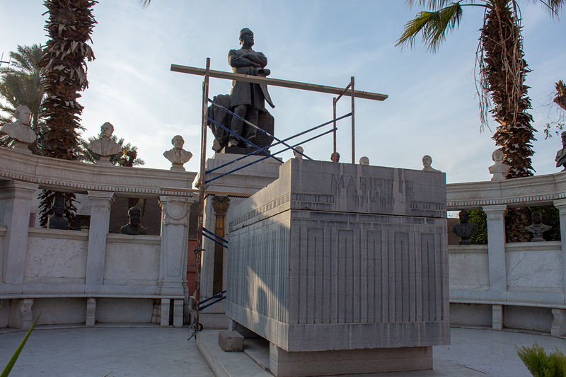 敷地の一角には、博物館の開館に尽力したフランス人学者オーギュスト・マリエットの像と墓がある