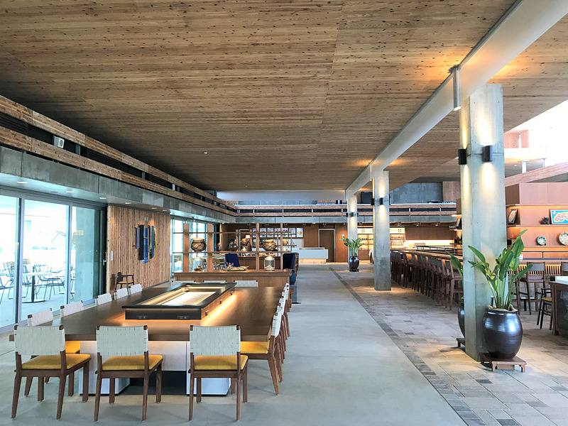 木のぬくもりを感じる待合スペースなどリゾート感たっぷり