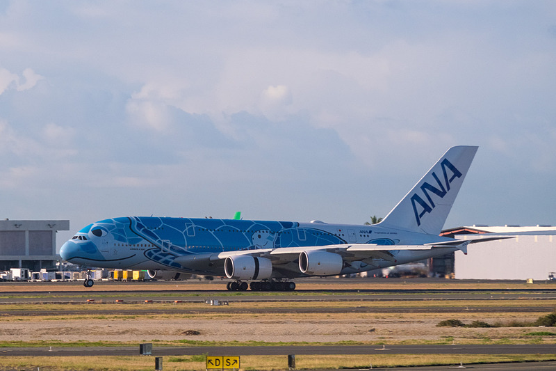 ダニエル・K・イノウエ国際空港の4R滑走路に着陸するANAのエアバス A380型機「FLYING HONU」
