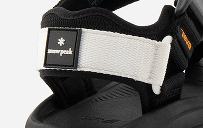 ヒールストラップにはスノーピークのロゴ入り