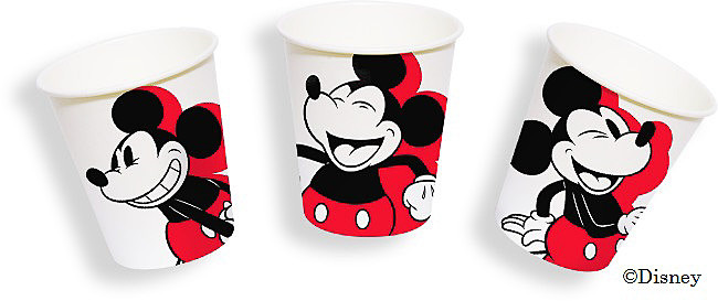 機内ではオリジナルデザインの紙コップなども提供