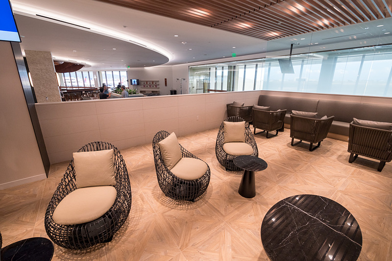 直接窓に面していないANA SUITE LOUNGEだが、一段高くなっているエリアでは外光を感じられるほか、ANA LOUNGEにある窓の外の景色も見えるようにしている