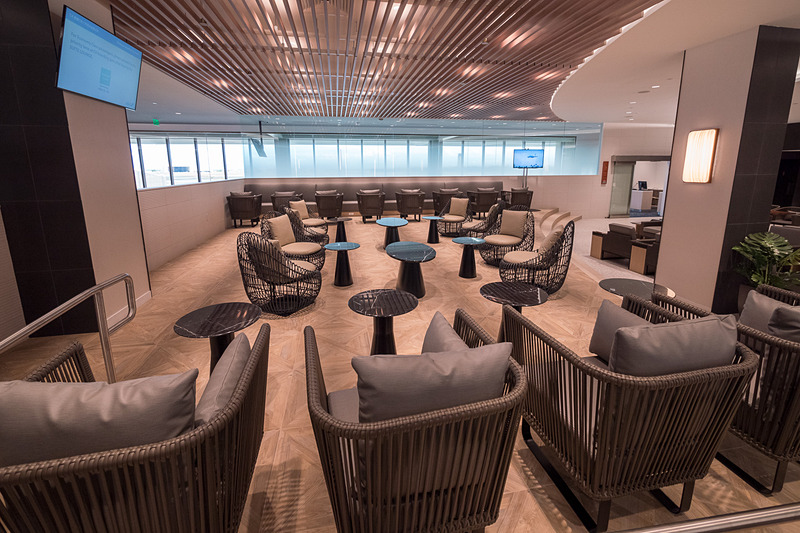 直接窓に面していないANA SUITE LOUNGEだが、一段高くなっているエリアでは外光を感じられるほか、ANA LOUNGEにある窓の外の景色も見えるようにしている