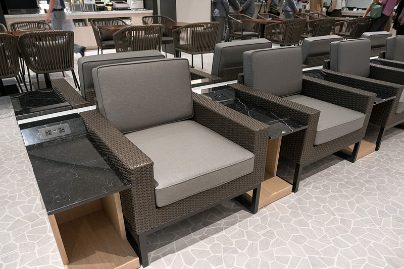 ANA SUITE LOUNGEで使用されている座席や電源。電源は日本製品のプラグをそのまま差し込めるコンセントとUSB電源を装備。ざっくりと分けると、ソファタイプの座席には電源があり、チェアタイプの座席には電源がない