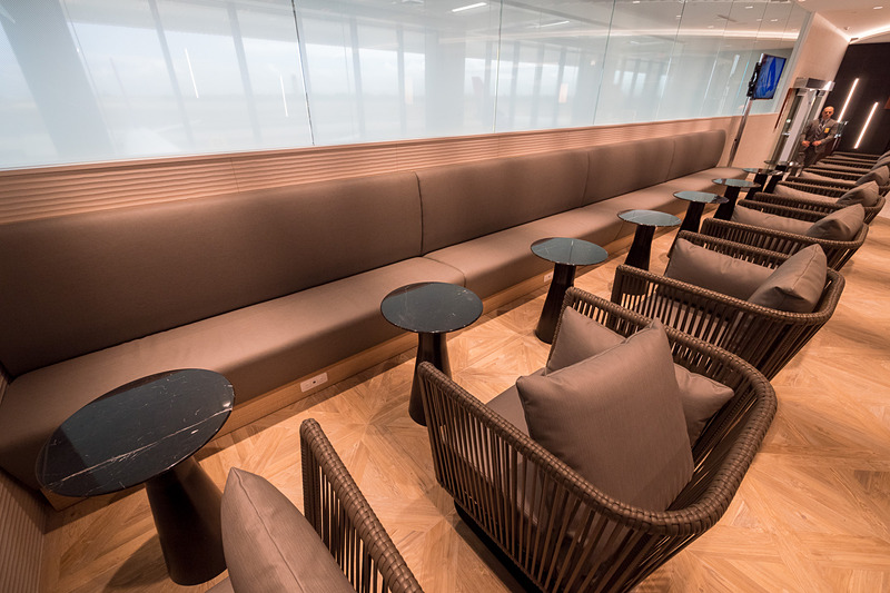 ANA SUITE LOUNGEで使用されている座席や電源。電源は日本製品のプラグをそのまま差し込めるコンセントとUSB電源を装備。ざっくりと分けると、ソファタイプの座席には電源があり、チェアタイプの座席には電源がない