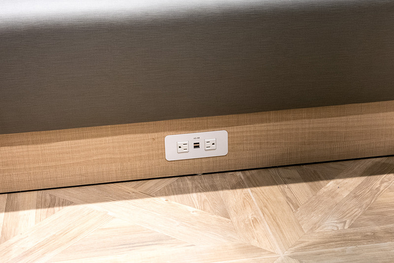 ANA SUITE LOUNGEで使用されている座席や電源。電源は日本製品のプラグをそのまま差し込めるコンセントとUSB電源を装備。ざっくりと分けると、ソファタイプの座席には電源があり、チェアタイプの座席には電源がない