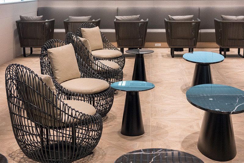 ANA SUITE LOUNGEで使用されている座席や電源。電源は日本製品のプラグをそのまま差し込めるコンセントとUSB電源を装備。ざっくりと分けると、ソファタイプの座席には電源があり、チェアタイプの座席には電源がない