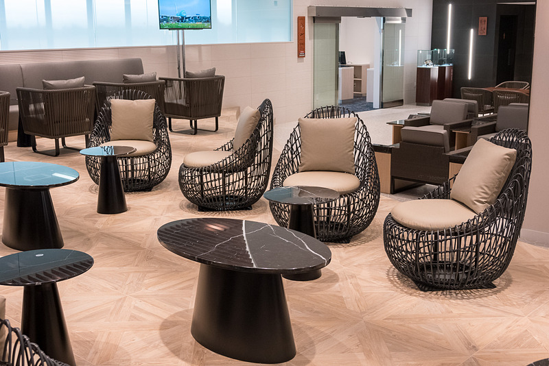 ANA SUITE LOUNGEで使用されている座席や電源。電源は日本製品のプラグをそのまま差し込めるコンセントとUSB電源を装備。ざっくりと分けると、ソファタイプの座席には電源があり、チェアタイプの座席には電源がない