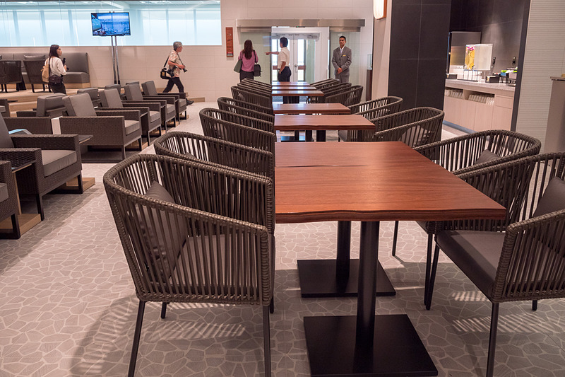 ANA SUITE LOUNGEで使用されている座席や電源。電源は日本製品のプラグをそのまま差し込めるコンセントとUSB電源を装備。ざっくりと分けると、ソファタイプの座席には電源があり、チェアタイプの座席には電源がない