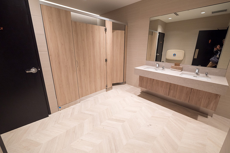 お手洗いは男性用、女性用それぞれに車いす対応の個室がある。便座はすべて温水洗浄便座となっている