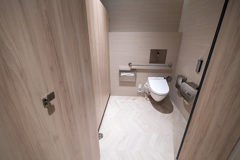 お手洗いは男性用、女性用それぞれに車いす対応の個室がある。便座はすべて温水洗浄便座となっている