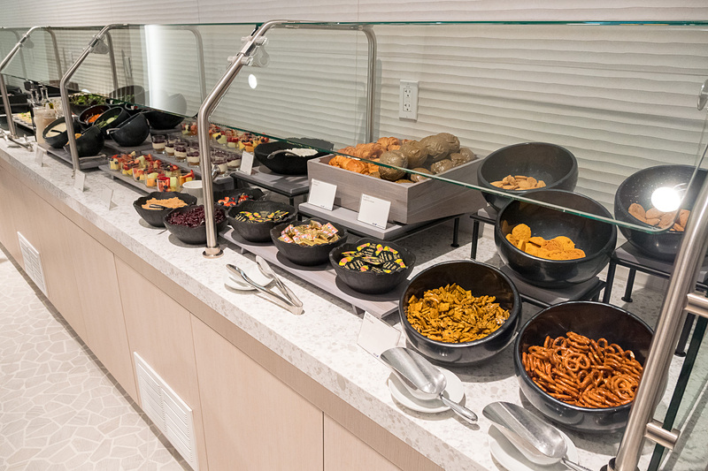 ANA SUITE LOUNGEのフードコーナー