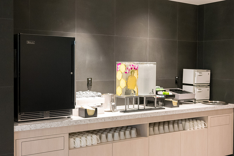 ドリンクは、コナビールやワイン、シャンパン、日本酒などを用意。なお、オープン時にはコーヒーサーバーなども設置される