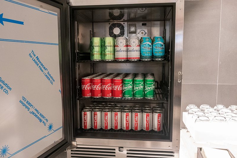 ドリンクは、コナビールやワイン、シャンパン、日本酒などを用意。なお、オープン時にはコーヒーサーバーなども設置される