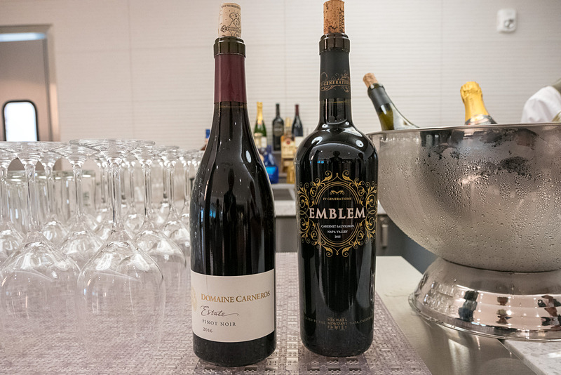 ドリンクは、コナビールやワイン、シャンパン、日本酒などを用意。なお、オープン時にはコーヒーサーバーなども設置される