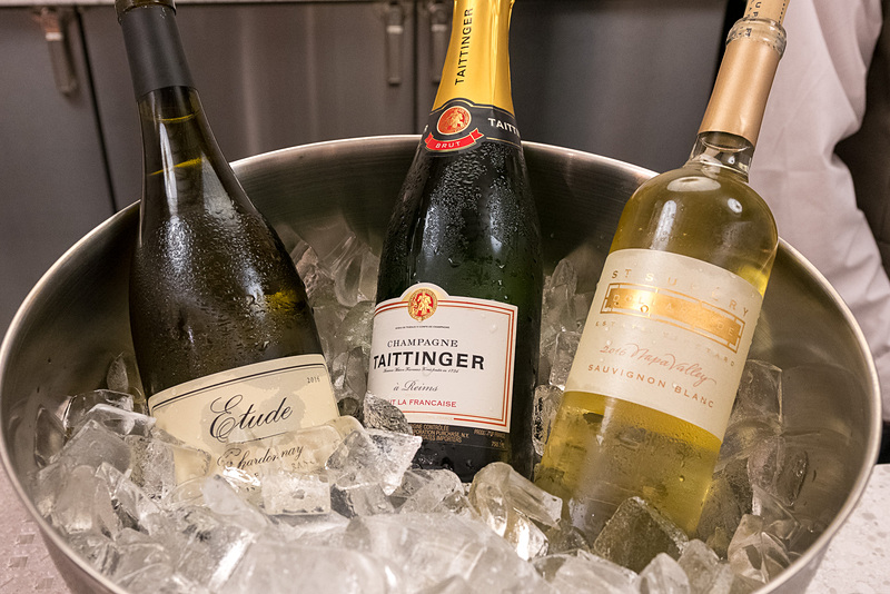 ドリンクは、コナビールやワイン、シャンパン、日本酒などを用意。なお、オープン時にはコーヒーサーバーなども設置される