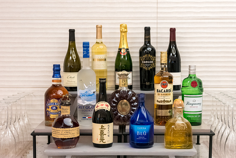 ドリンクは、コナビールやワイン、シャンパン、日本酒などを用意。なお、オープン時にはコーヒーサーバーなども設置される