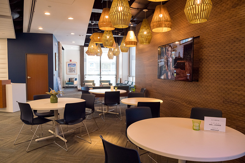 面積が広がりくつろげるスペースが広がったマハロラウンジ。キッズスペースも引き続き設置している