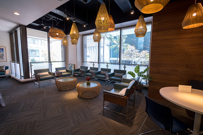 面積が広がりくつろげるスペースが広がったマハロラウンジ。キッズスペースも引き続き設置している