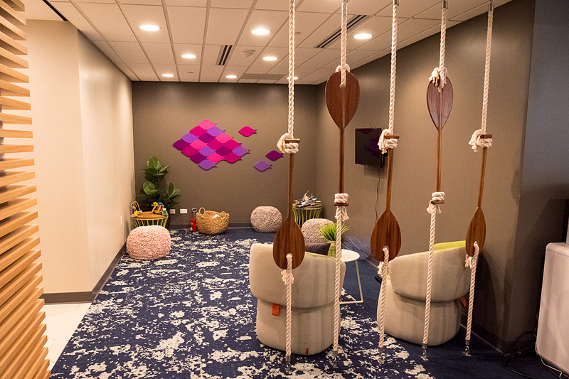 面積が広がりくつろげるスペースが広がったマハロラウンジ。キッズスペースも引き続き設置している