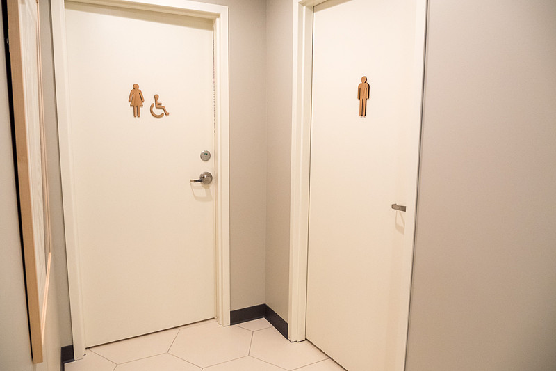 更衣室も兼ねるトイレをラウンジ内に新設